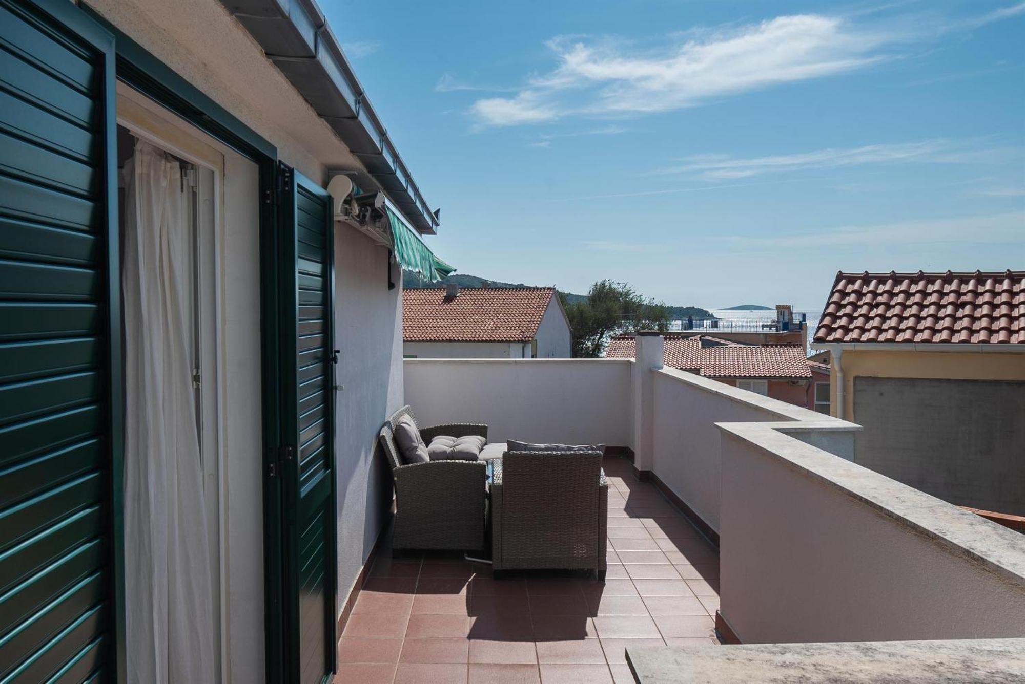 Apartments Polly Примоштен Екстер'єр фото