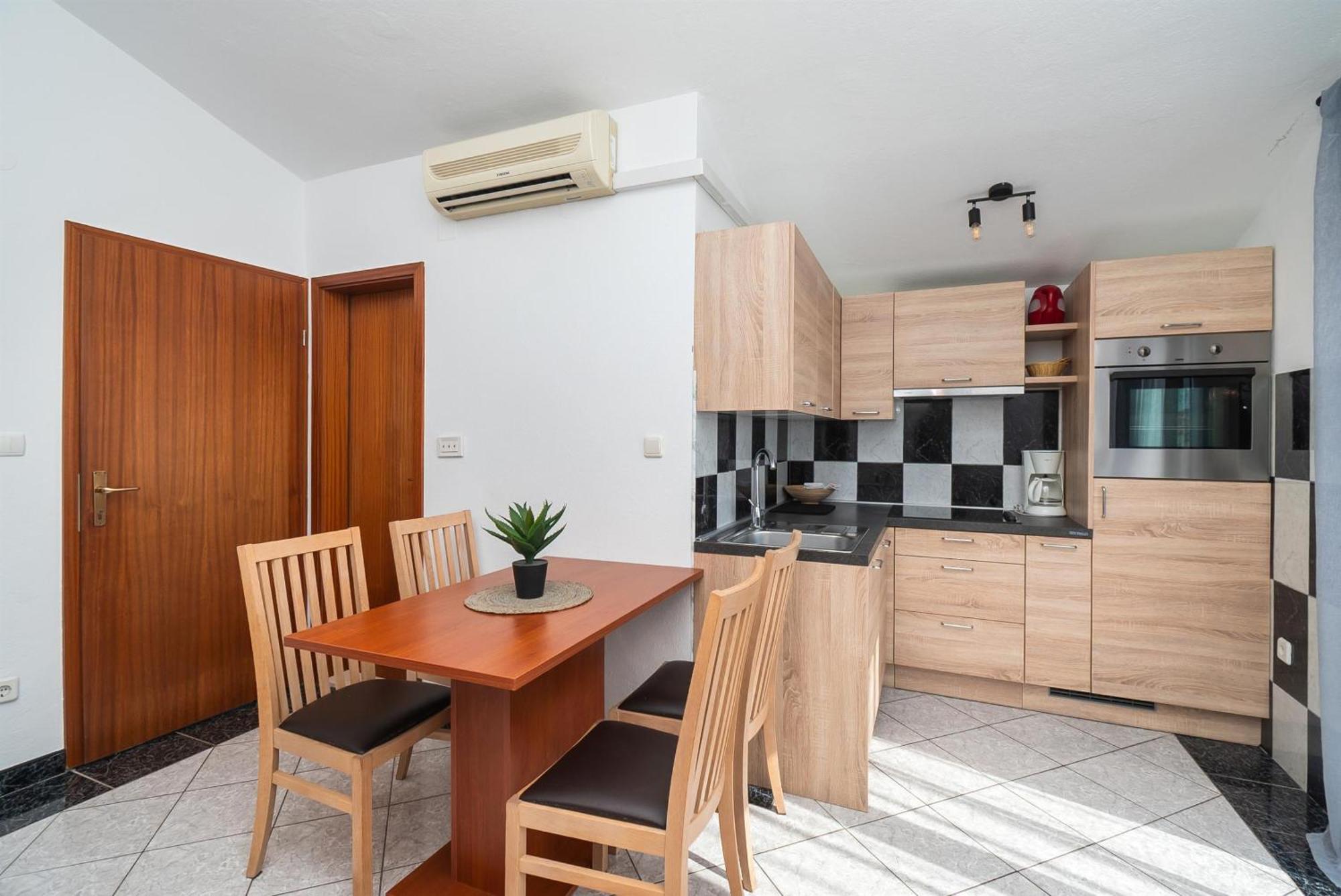 Apartments Polly Примоштен Екстер'єр фото