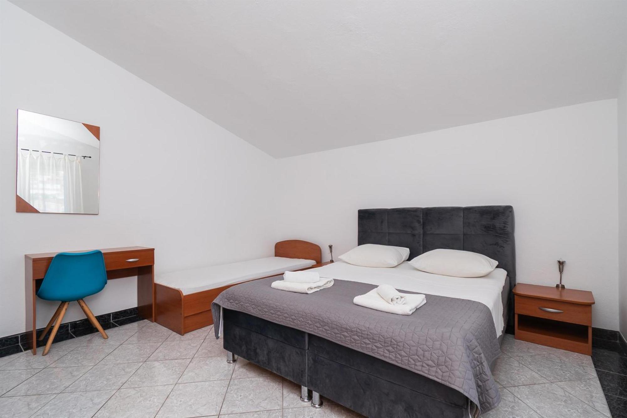 Apartments Polly Примоштен Екстер'єр фото