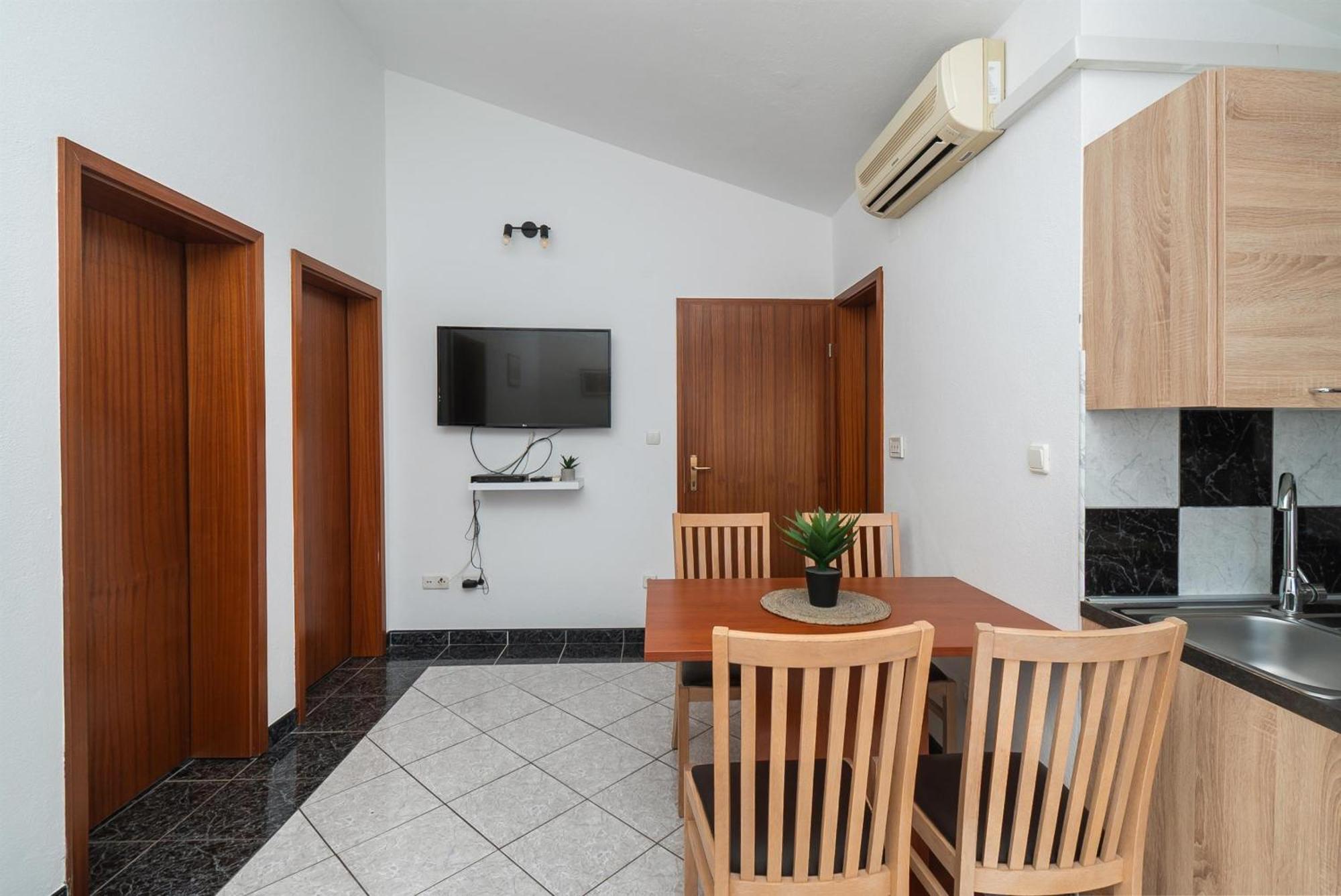 Apartments Polly Примоштен Екстер'єр фото