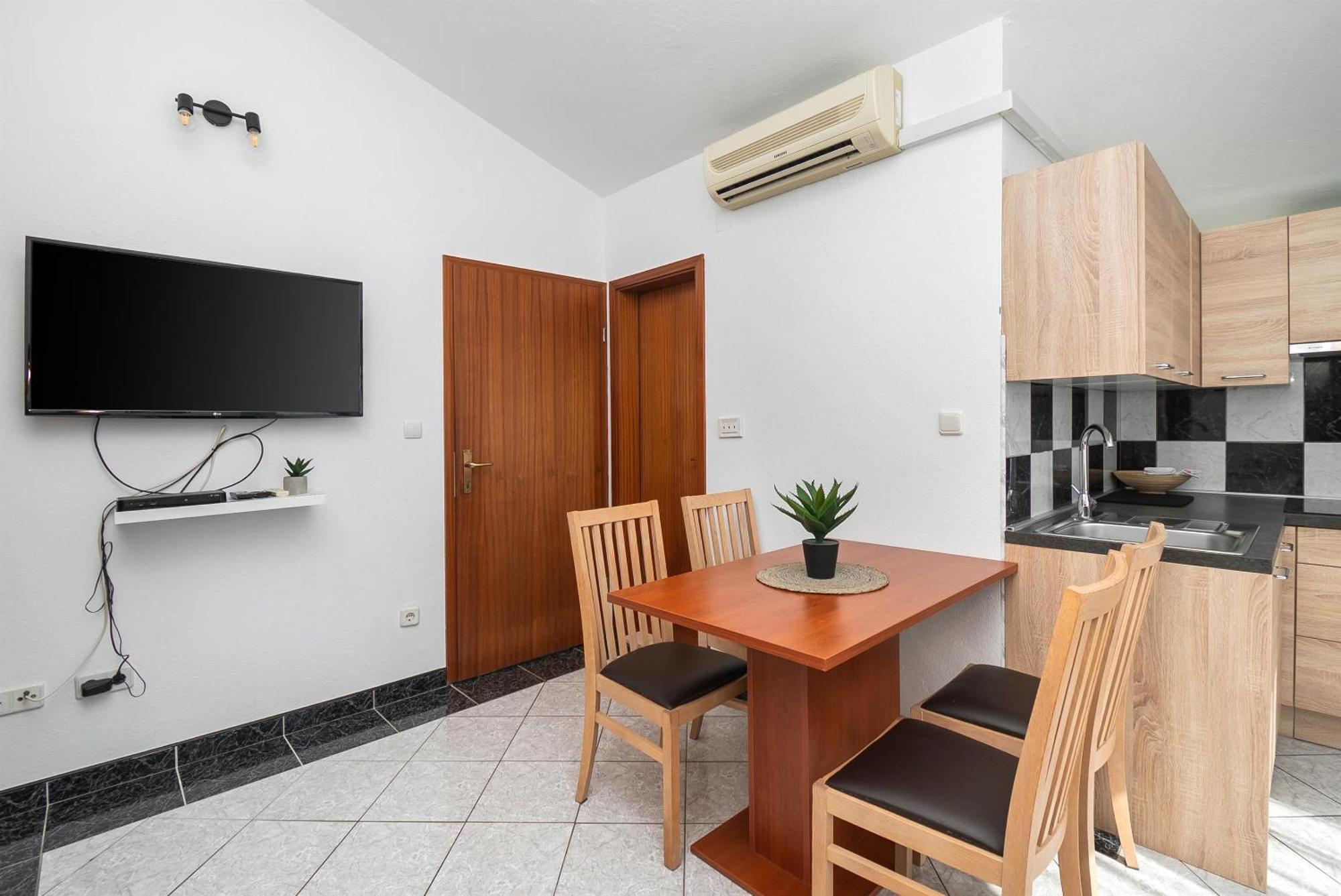 Apartments Polly Примоштен Екстер'єр фото